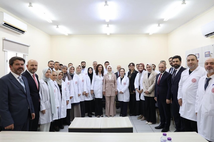 الوزيرة غوكطاش مع معلمي المدرسة التركية في الرياض