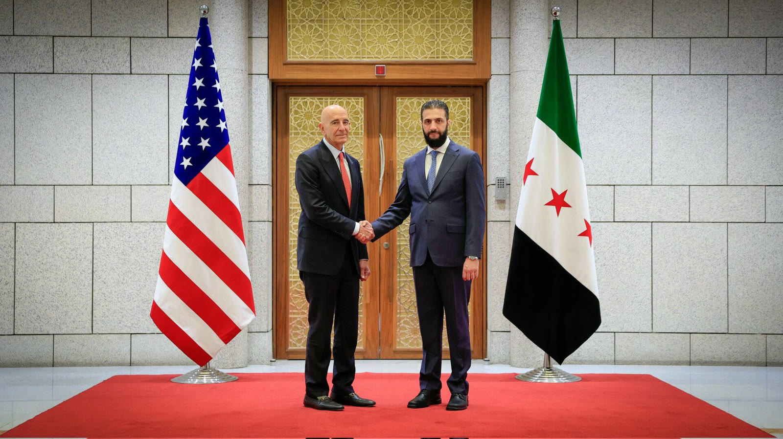 ABD'nin Suriye özel temsilcisi Tom Barrack ve Suriye Cumhurbaşkanı Ahmed eş-Şara (Mayıs 2025, arşiv)