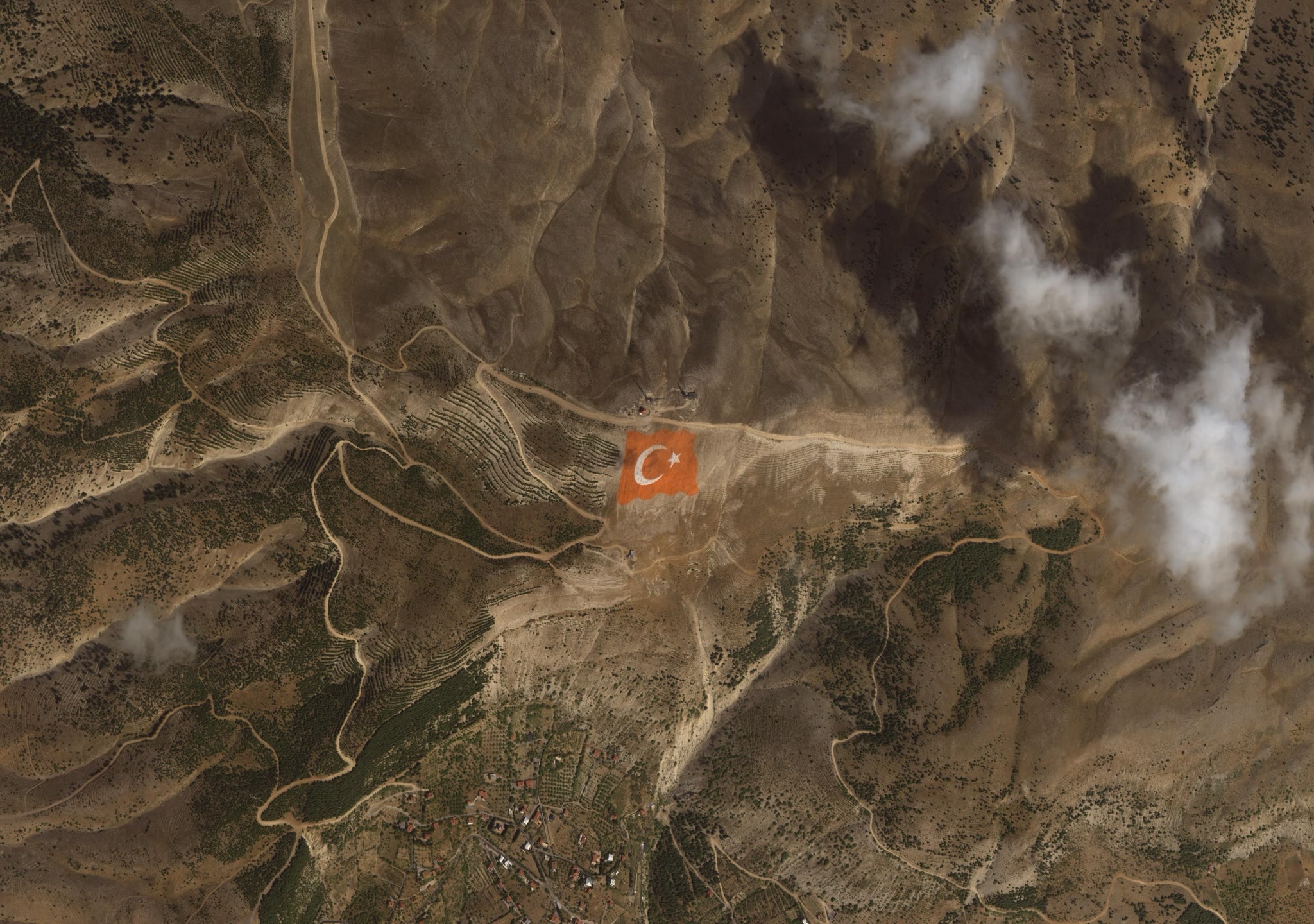 Göktürk-1 uydusunun görüntülediği Anadolu dağlarındaki Türk bayrağı