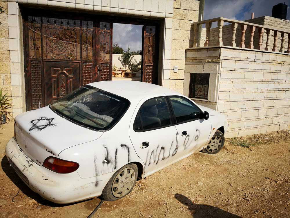 Batı Şeria'da yerleşimcilerin zarar verdiği bir Filistinli aracı (arşiv)