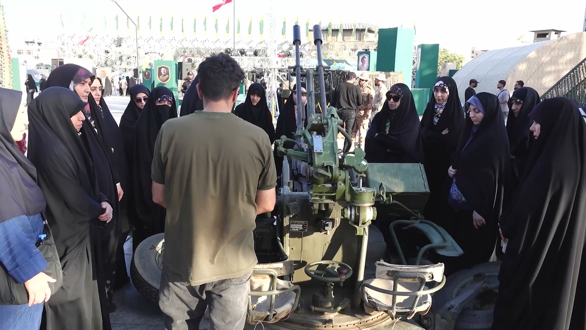 سلاح دفاع جوي معروض في ساحة التدريب