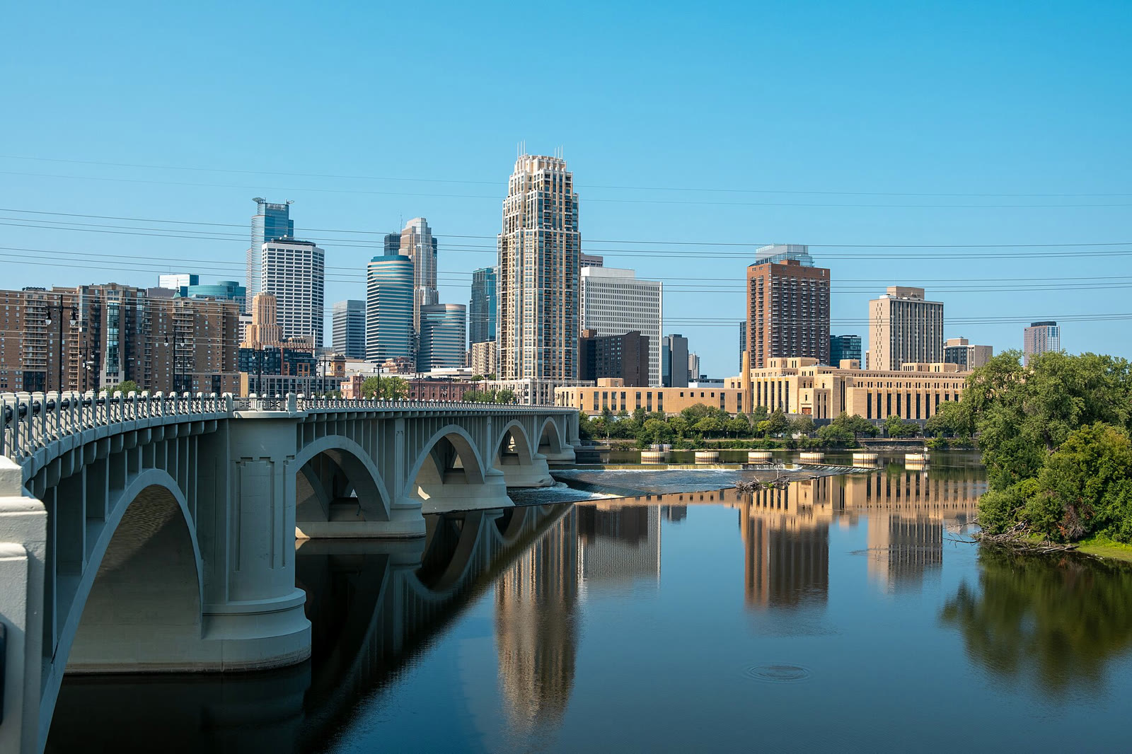Mississippi Nehri kıyısından Minneapolis kent merkezi (arşiv)
