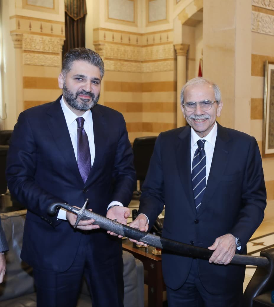 وزير الثقافة السوري محمد ياسين صالح (يسارًا) يهدي رئيس الوزراء اللبناني نواف سلام سيف دمشق