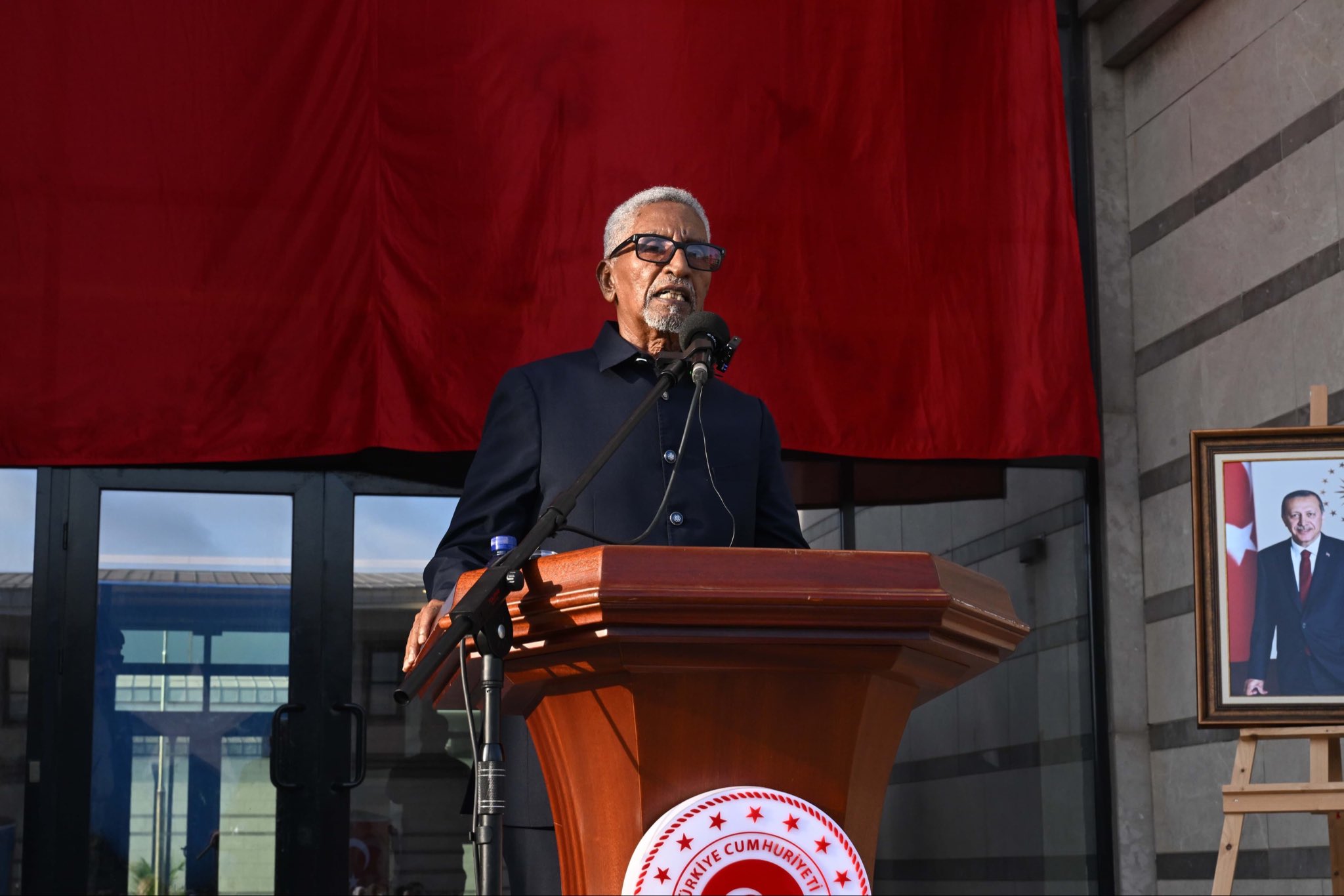 Mogadişu’daki Türk Büyükelçiliğinde resepsiyon sırasında konuşma yapan Somalili yetkili
