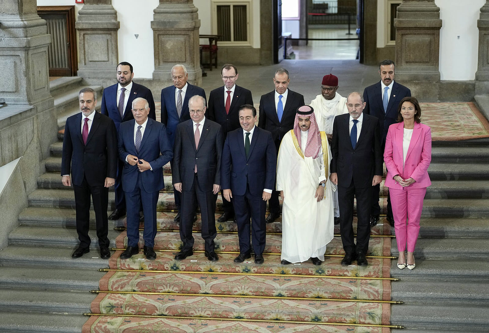 هاكان فيدان وفيصل بن فرحان خلال اجتماع في مدريد عام 2024 (أرشيف)