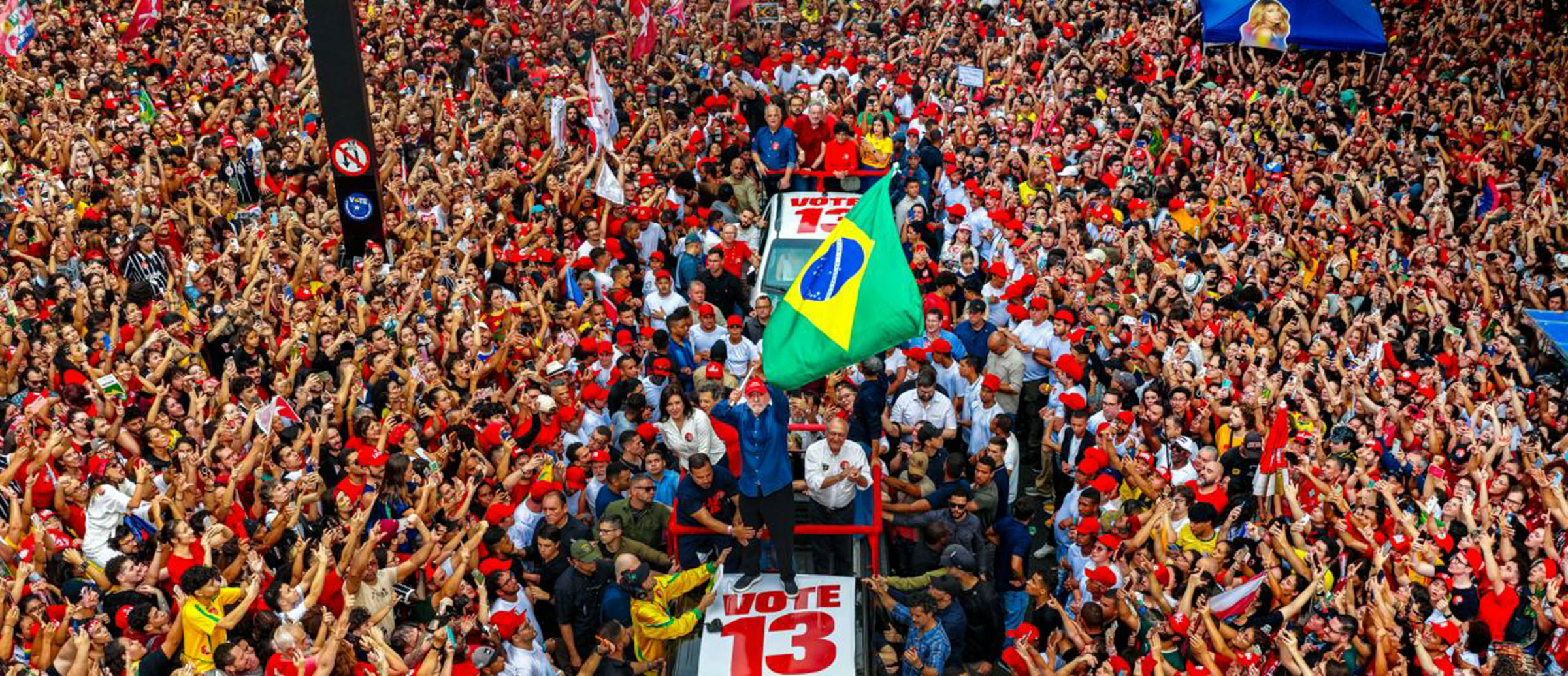 São Paulo'daki Paulista Caddesi'nde kalabalıklar