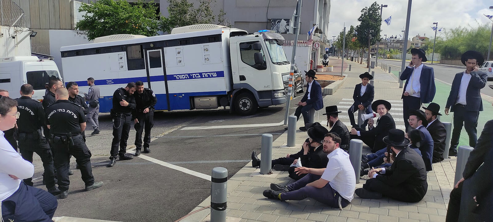 Ultra-Orthodox Jews protest outside a detention facility, 2024 (archive)
