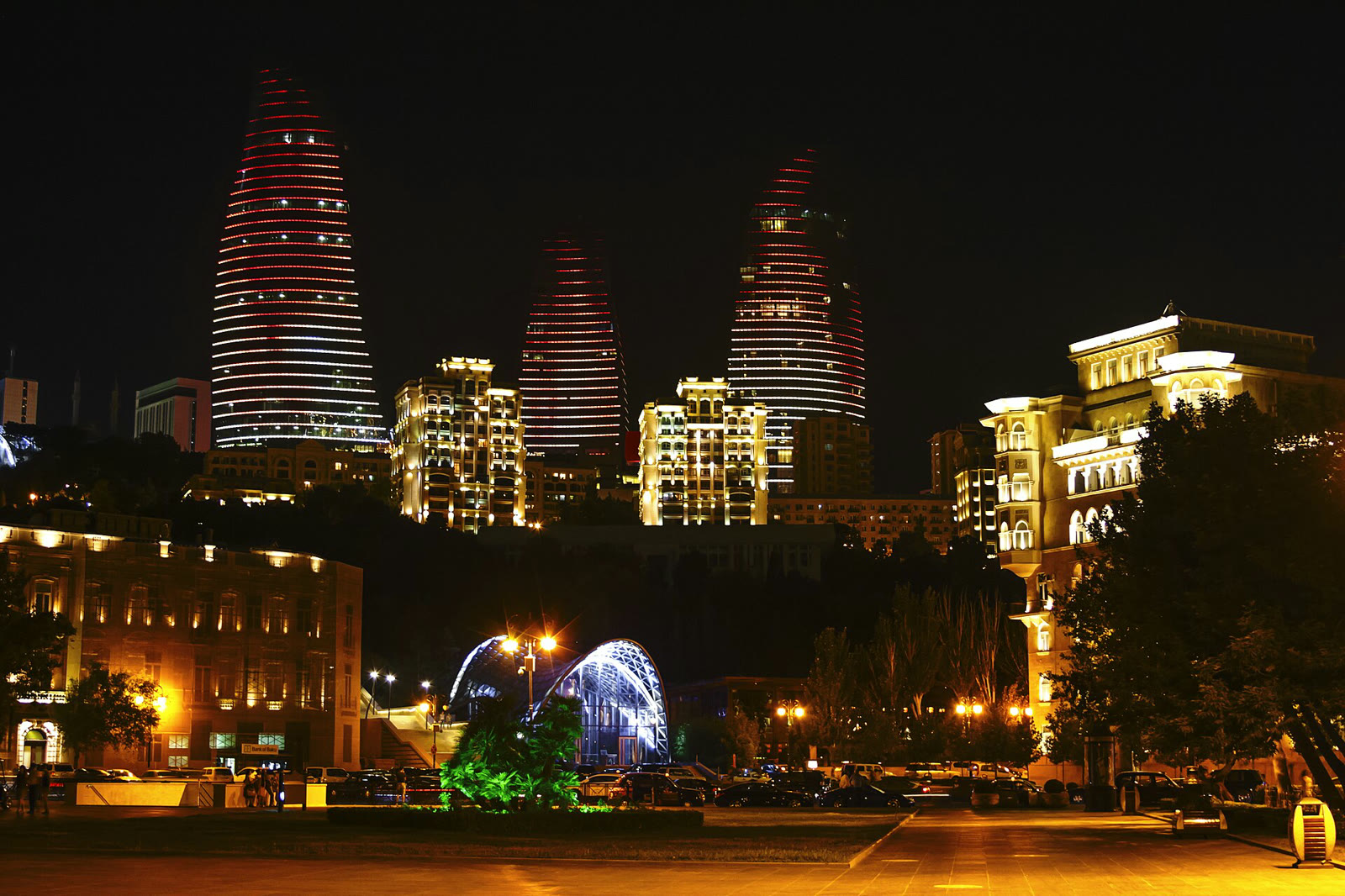 Azerbaycan'ın başkenti Bakü'nün gece görünümü (arşiv)