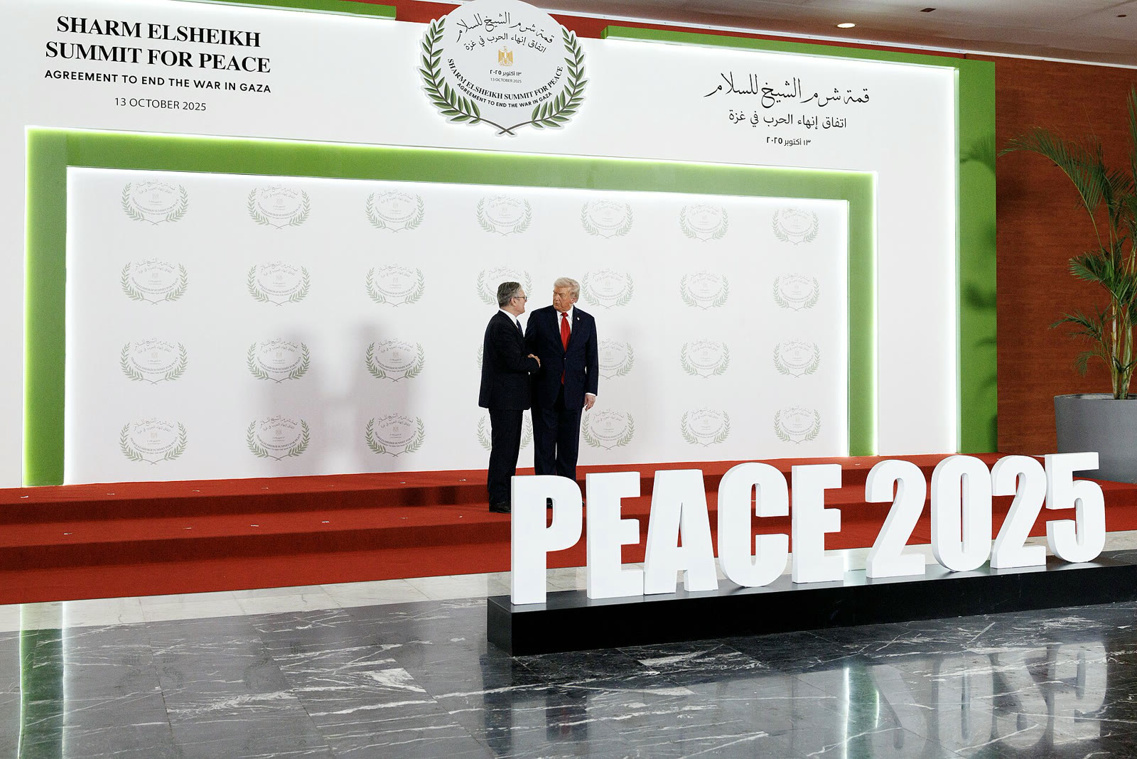 Trump ve Starmer, 13 Ekim 2025'teki Şarm El-Şeyh Barış Zirvesi'nde