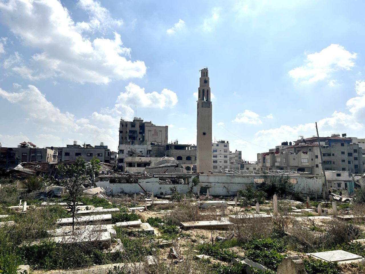 مقبرة الشيخ رضوان في مدينة غزة وإلى جانبها مسجد مدمر