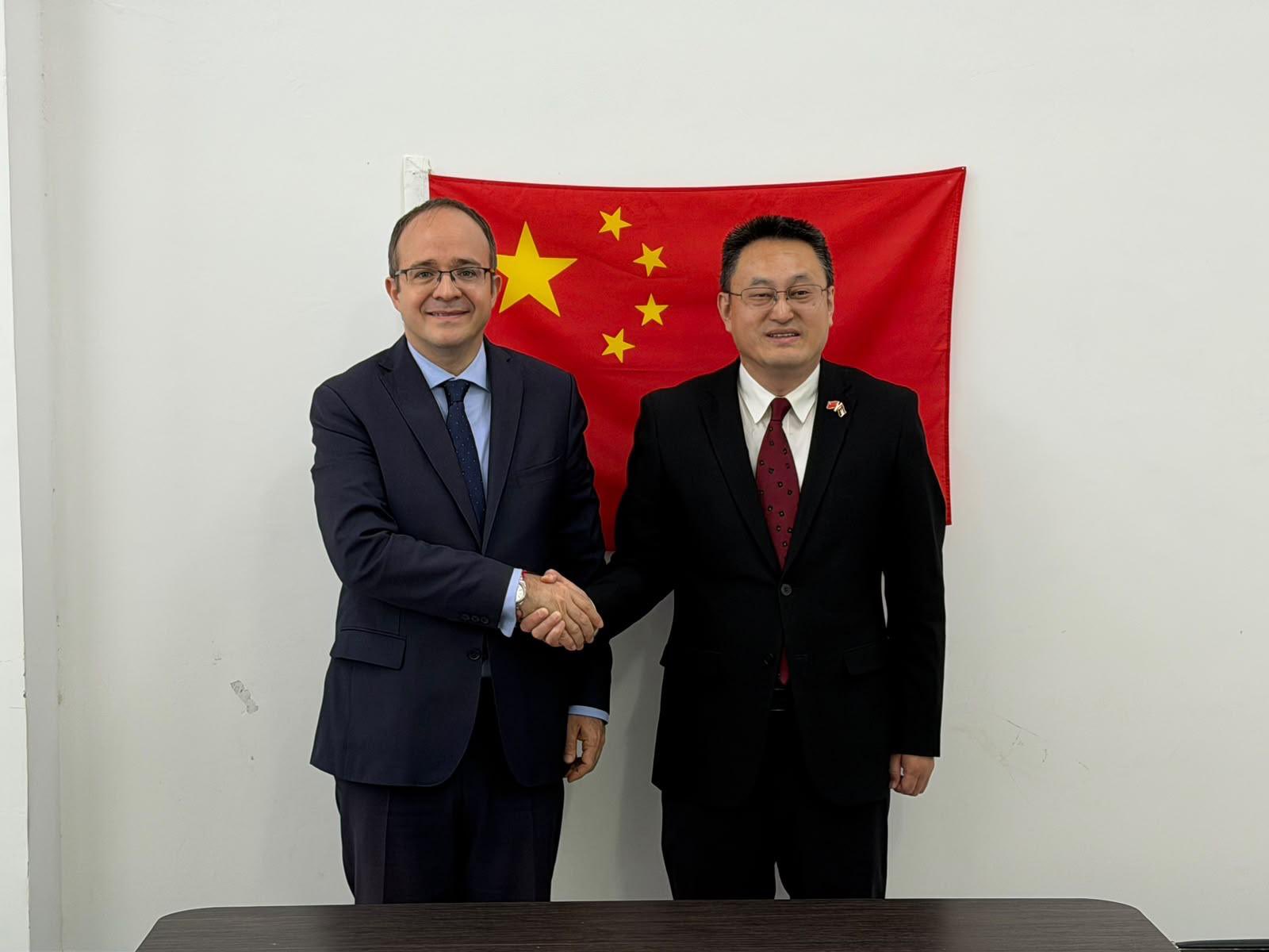 Ambassador Oba and Chinese chargé d’affaires in Sudan Xu Jian