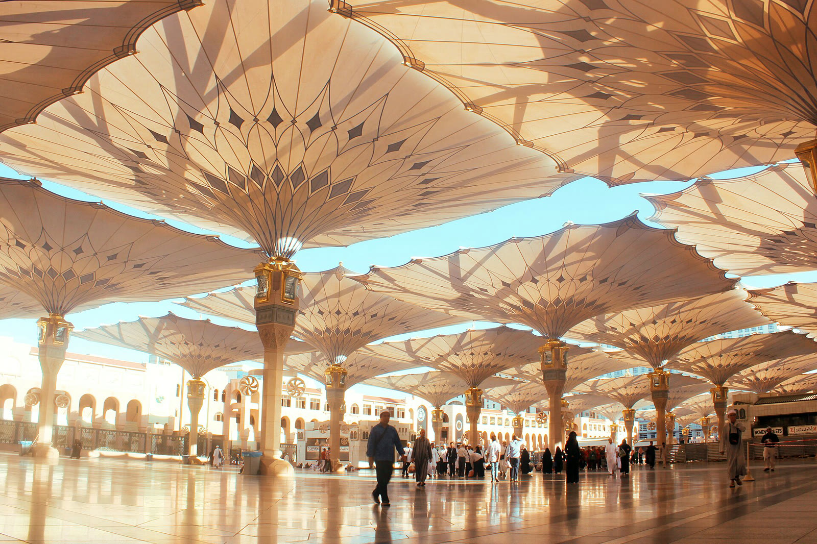 Umbrellas in the courtyard of the Prophet’s Mosque (file)