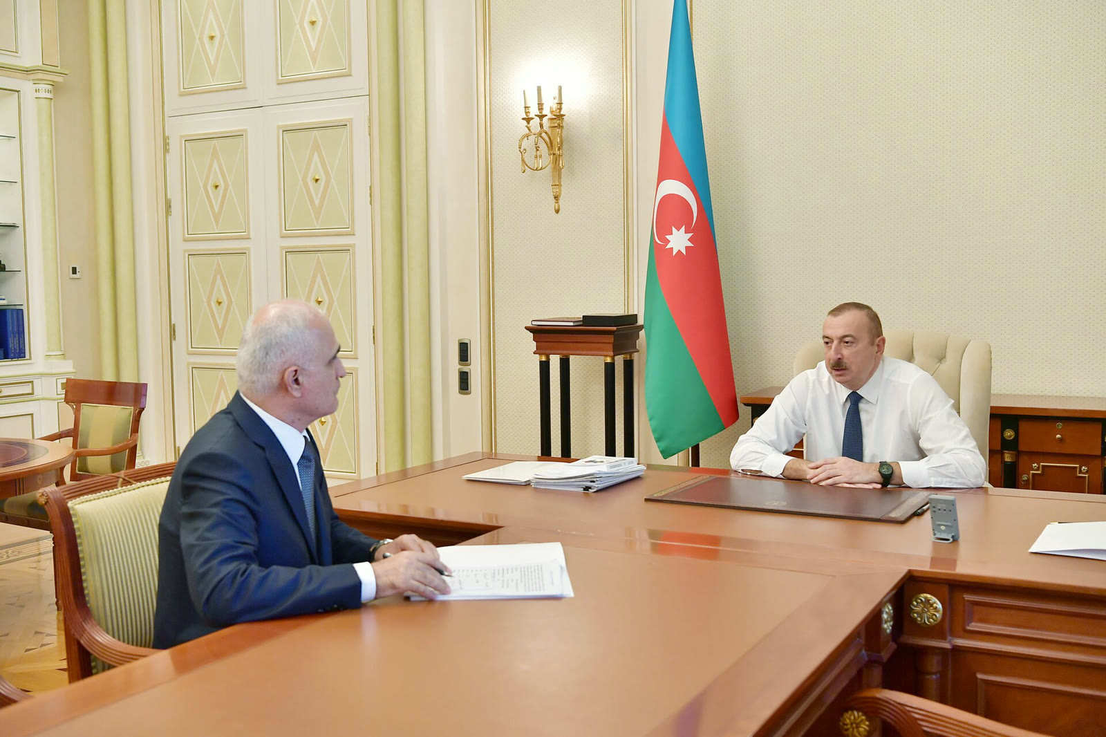 Azerbaycan Cumhurbaşkanı Aliyev ile Başbakan Yardımcısı Şahin Mustafayev (solda), 2019 (arşiv)