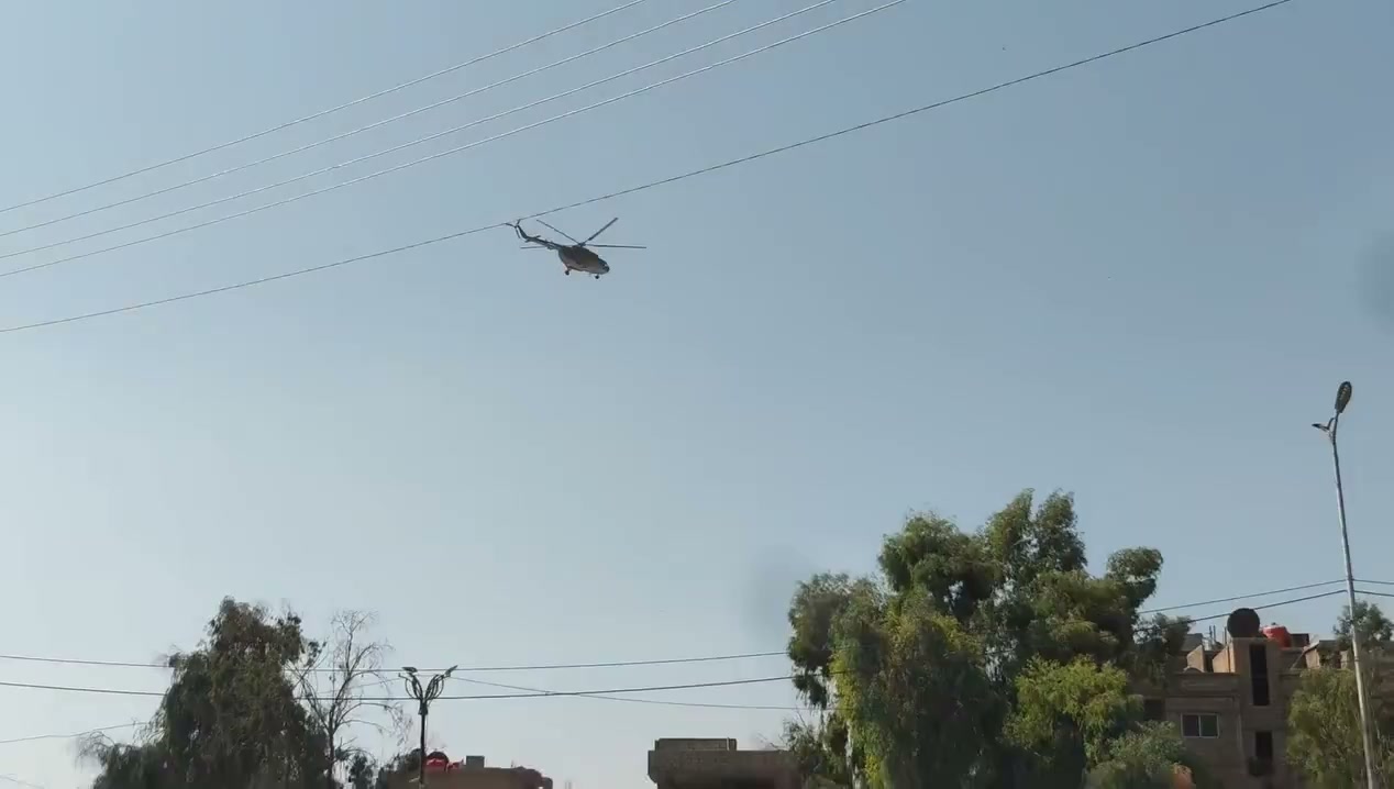 Görüntülerde helikopterin şehir üzerinde alçaktan uçtuğu görülüyor
