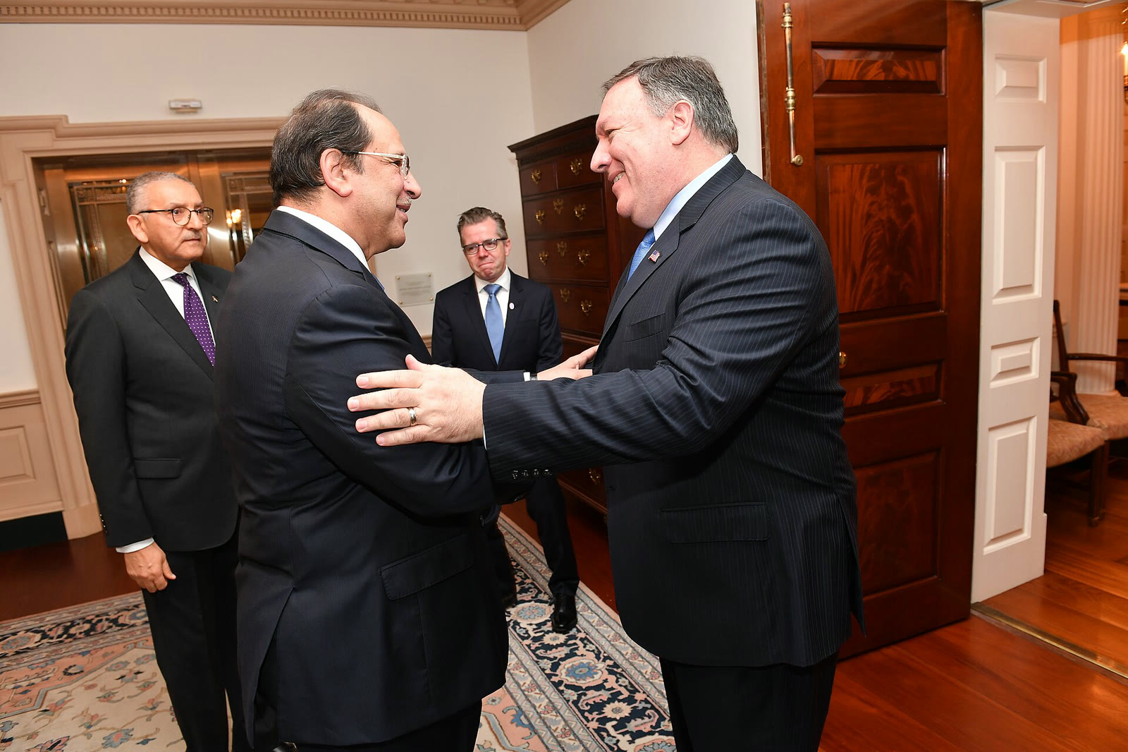 Abbas Kamel (soldan ikinci), 2018'de Washington'da dönemin ABD Dışişleri Bakanı Pompeo ile
