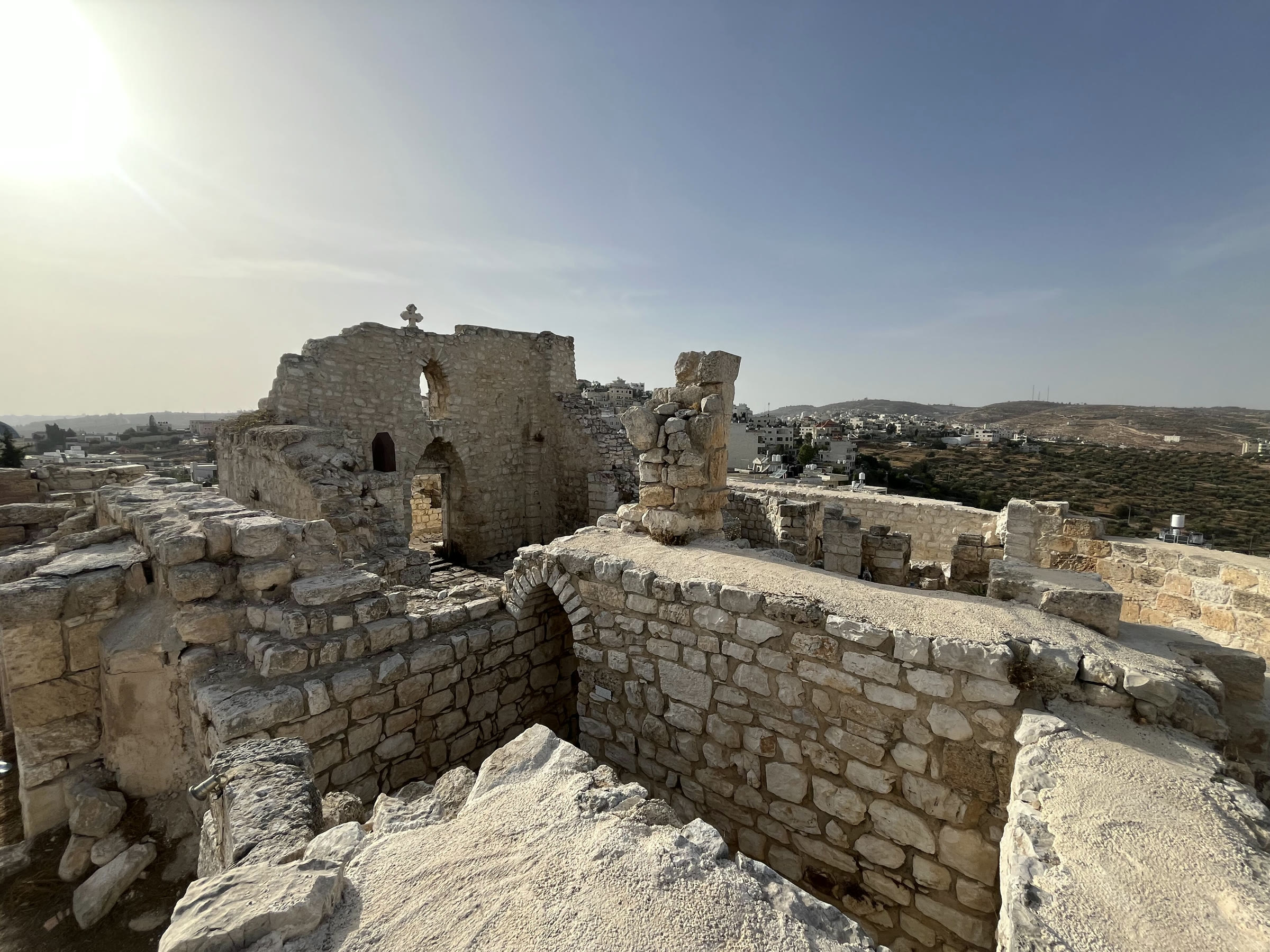 أنقاض كنيسة القديس جرجس التاريخية في الطيبة (أرشيف)