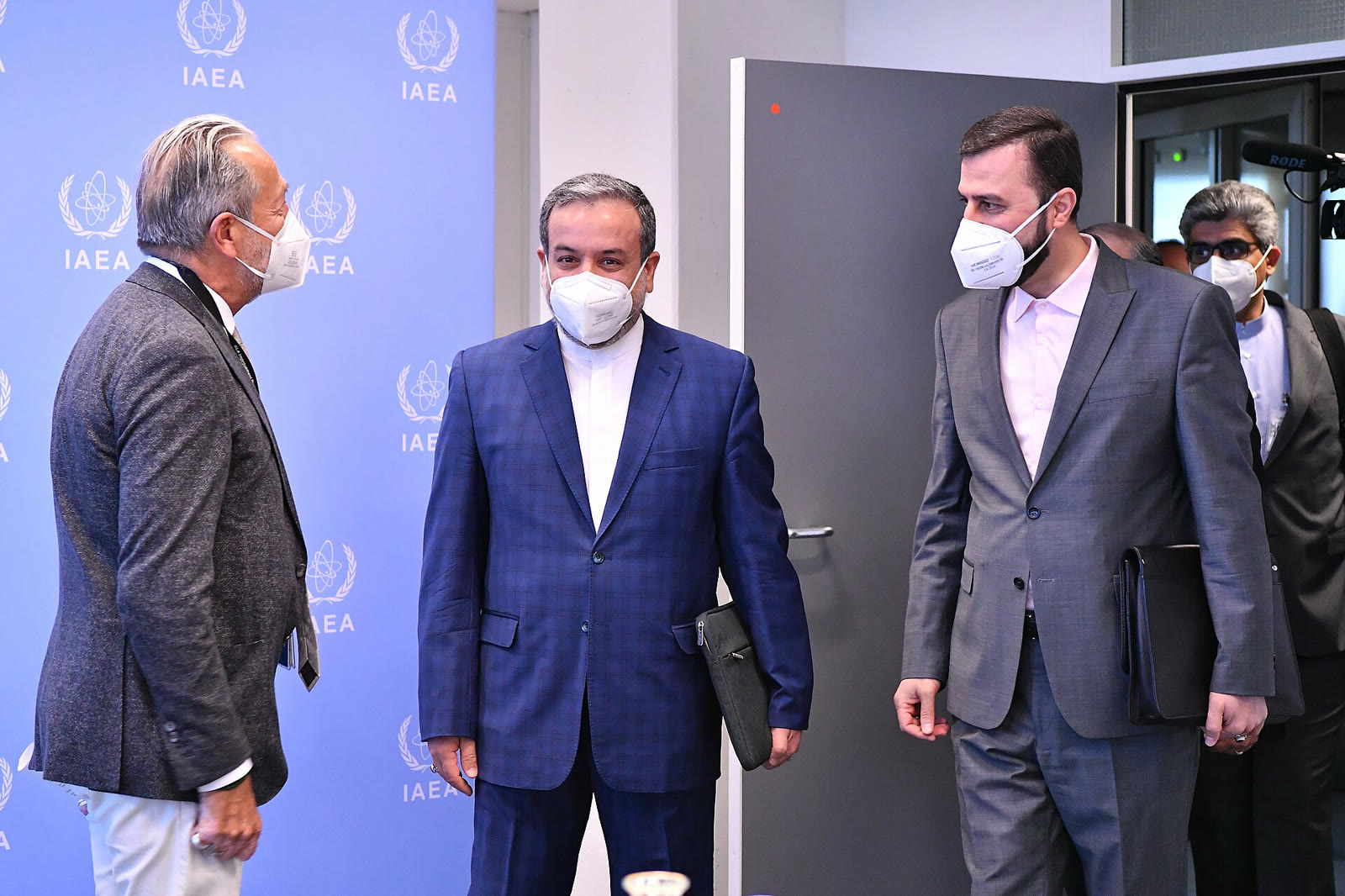 Abbas Arakçi (ortada) (arşiv)