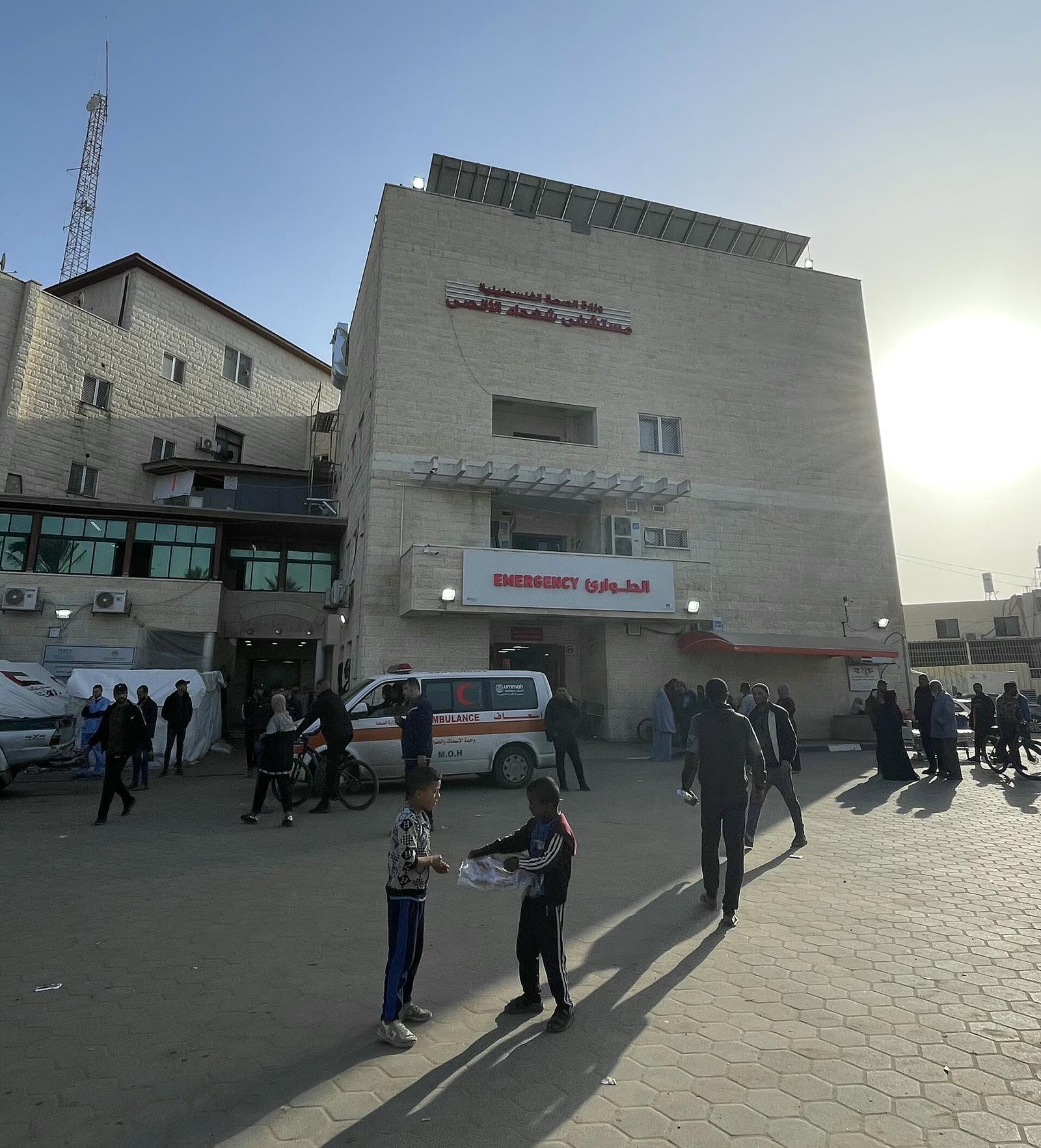 Deyr el-Belah'taki Şehitler el-Aksa Hastanesi'nin acil servis girişi (2024)