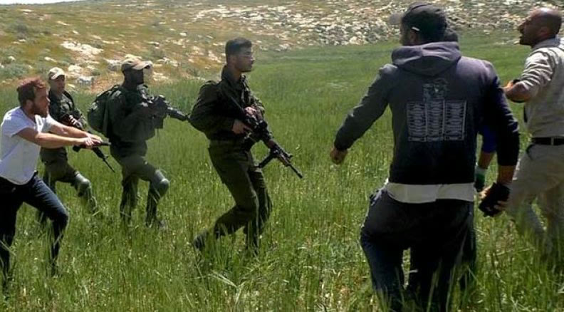 Israeli settlers and soldiers in the West Bank (archive)