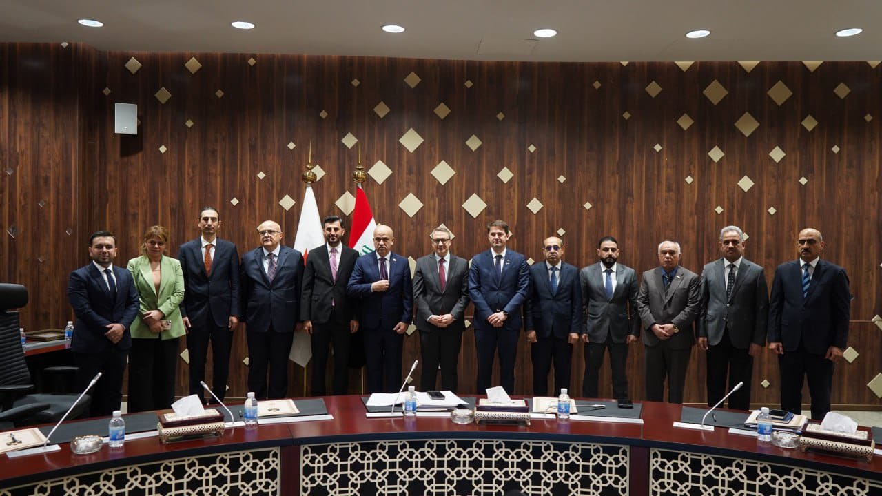 صورة جماعية لوفد مجلس الأعمال التركي-العراقي ومسؤولي وزارة النفط العراقية في بغداد