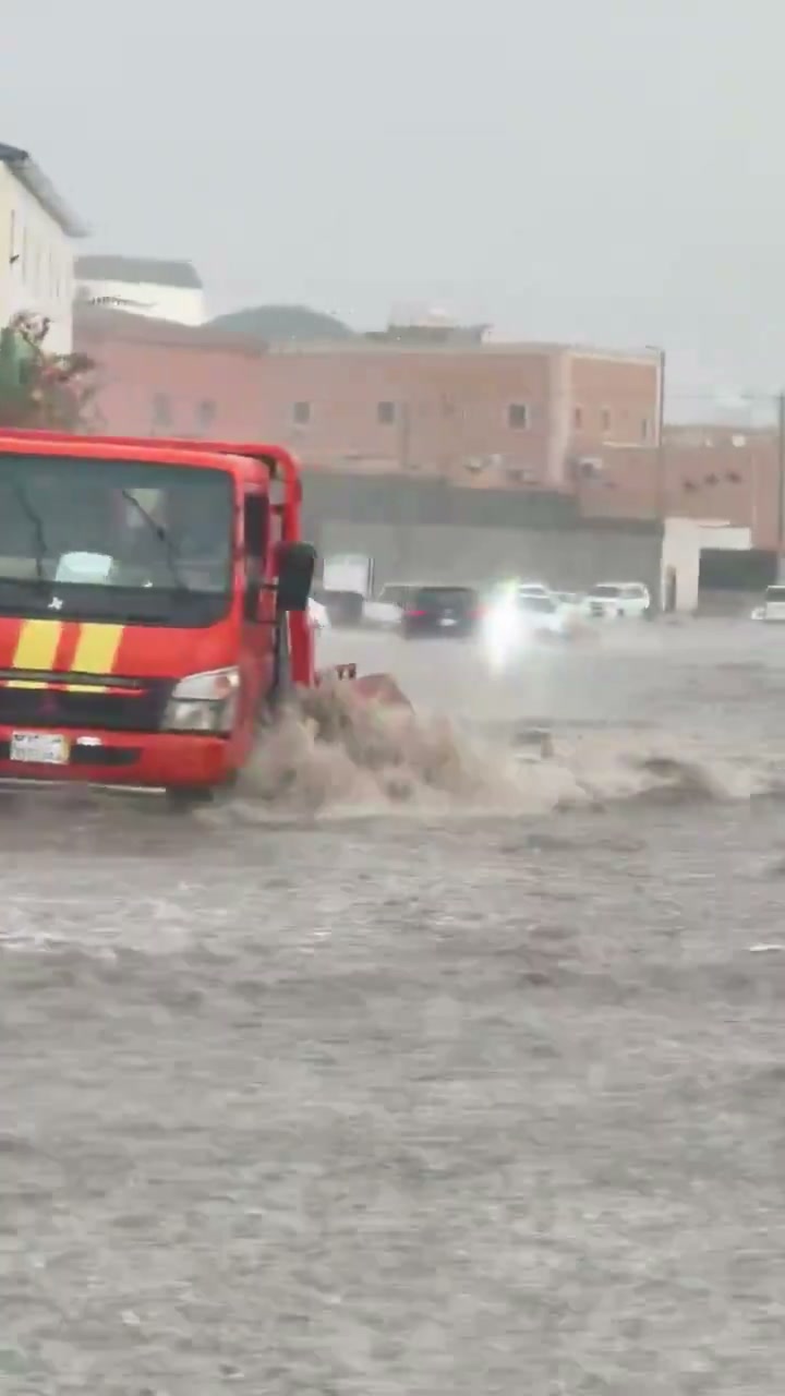 مركبات تحاول العبور وسط مياه السيول