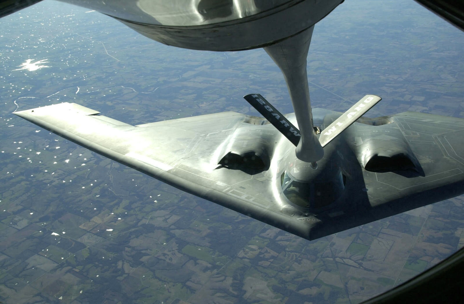 Havada yakıt ikmali yapan bir B-2 Spirit (arşiv)