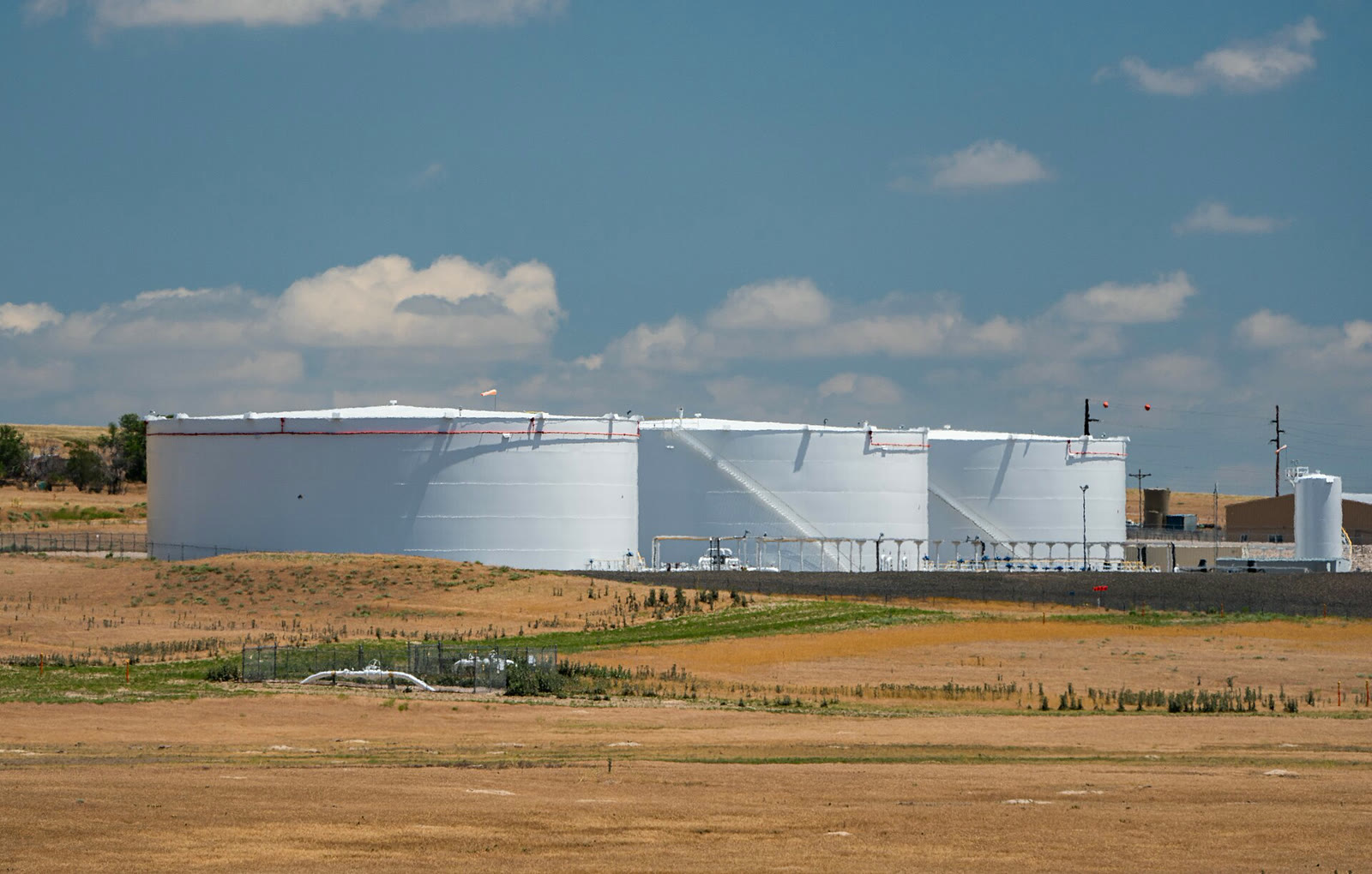 Ham petrol depolama tankları (arşiv)