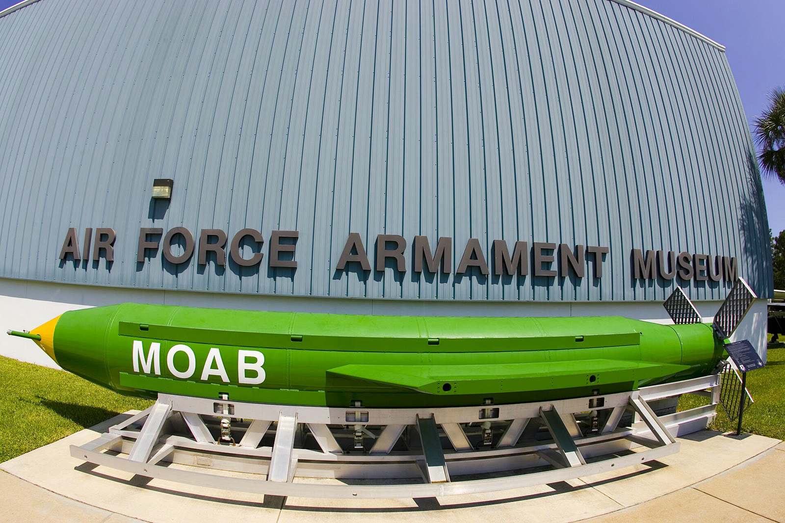 Florida’daki Hava Kuvvetleri Silah Müzesi’nde sergilenen MOAB bombası (arşiv)