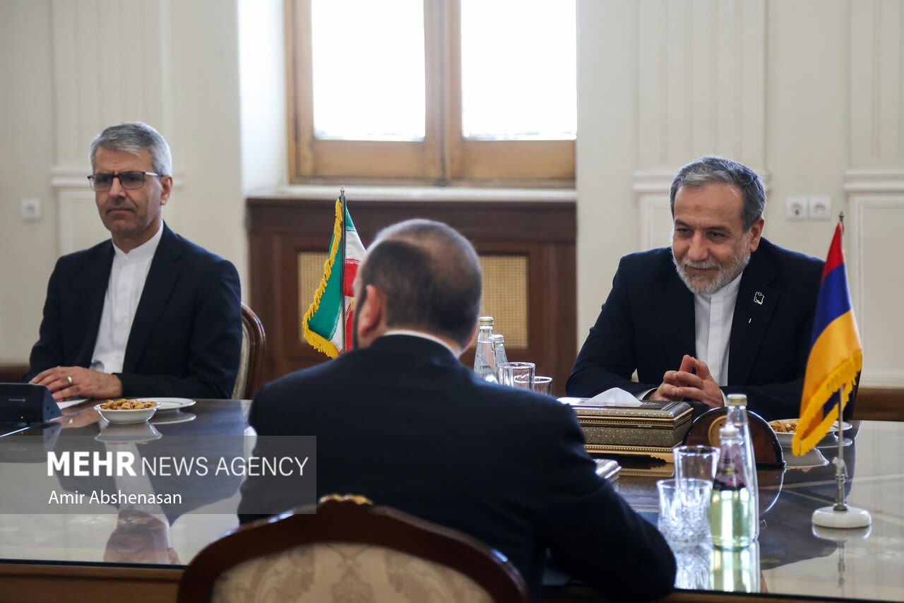 وزير الخارجية الإيراني عباس عراقجي خلال محادثات في طهران في أكتوبر 2026