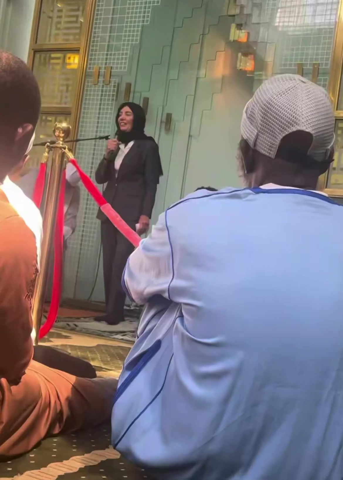 حاكم نيويورك يخاطب المصلين في مسجد مرتديًا الحجاب